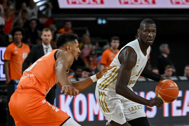 新老力量交 新老力量交